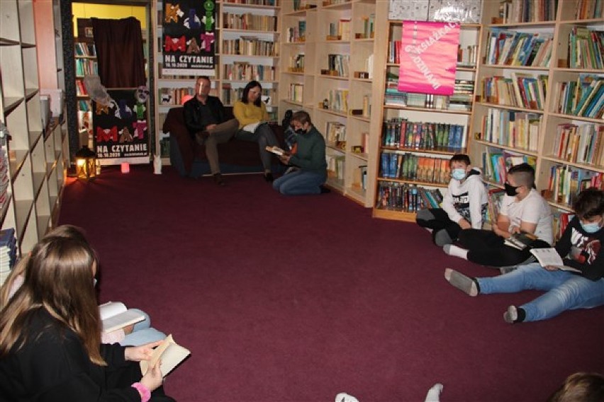 "Noc Bibliotek 2020": w bibliotece szkolnej w Wicku zorganizowano czytanie "Dziadów"
