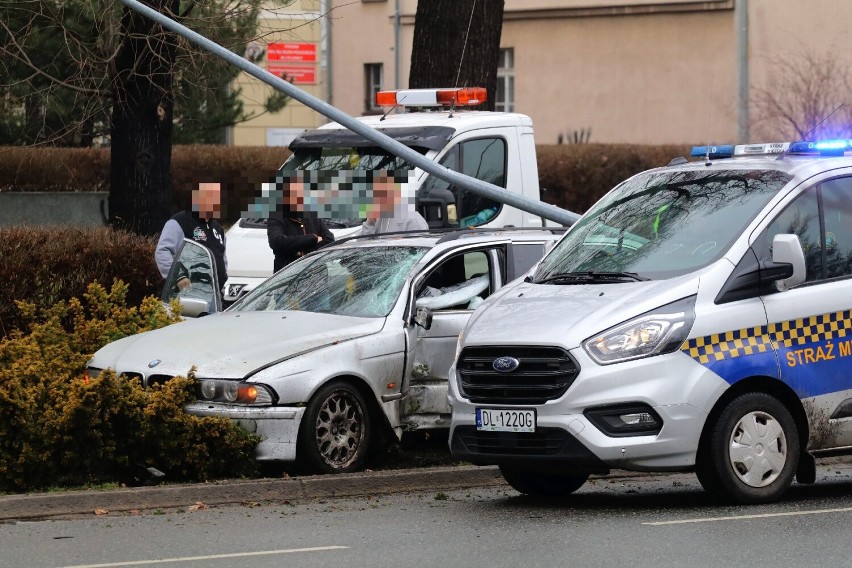 Wypadek na ulicy Witelona w Legnicy, młody kierowca skosił latarnie, zdjęcia