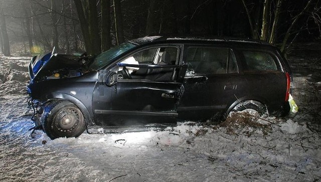 Radzyń Podlaski: Samochód wpadł do rowu i uderzył w drzewo