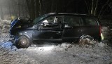 Żąkowola Poprzeczna: Auto wpadło do rowu i uderzyło w drzewo