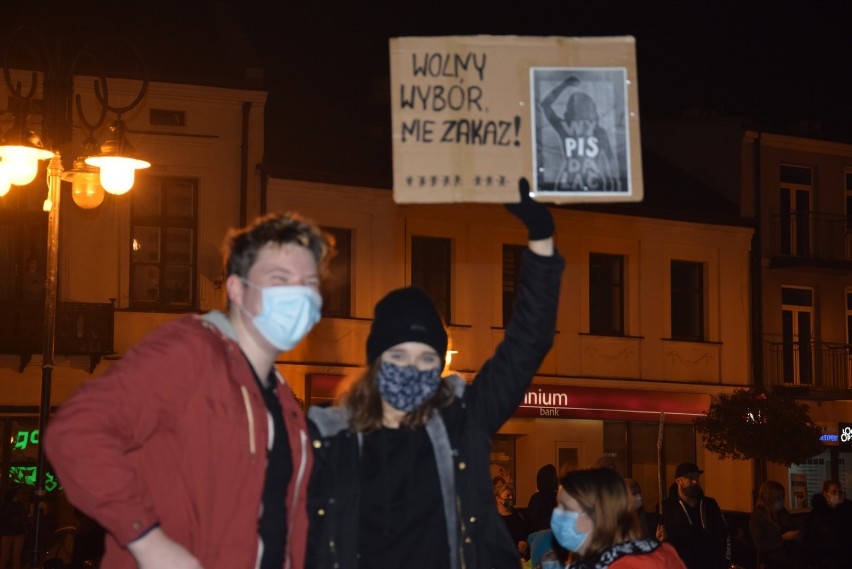 Protest kobiet w Skierniewicach. „Prezenty” pod biurem poselskim PiS [ZDJĘCIA]