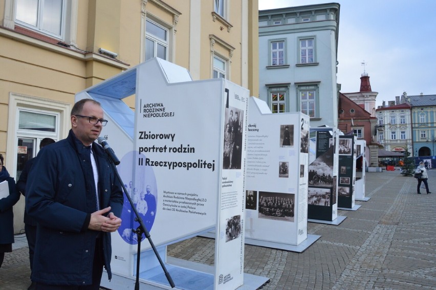 Otwarcie wystawy "Archiwa Rodzinne Niepodległej. Zbiorowy portret rodzin II Rzeczypospolitej" na Rynku w Przemyślu