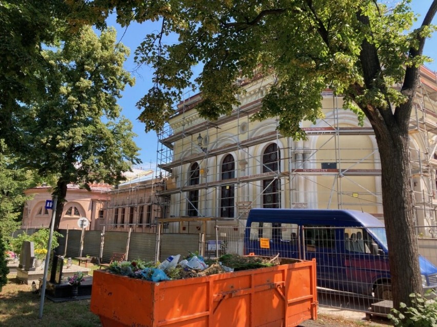Trwa remont cmentarnej kaplicy w Legnicy. Co już zrobiono i kiedy zakończenie prac? [ZDJĘCIA]