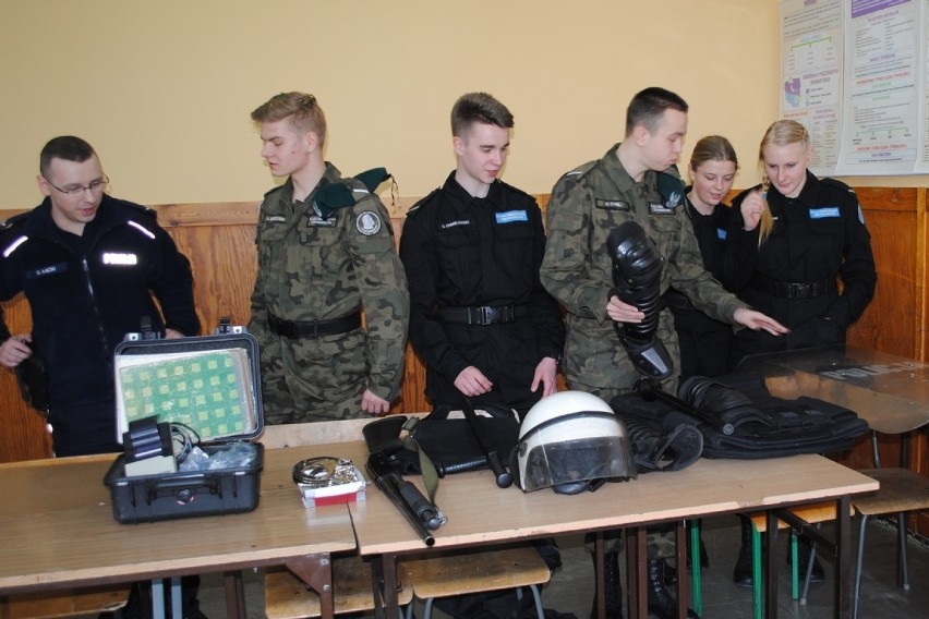 Policjanci z wydziału prewencji oraz dzielnicowy...