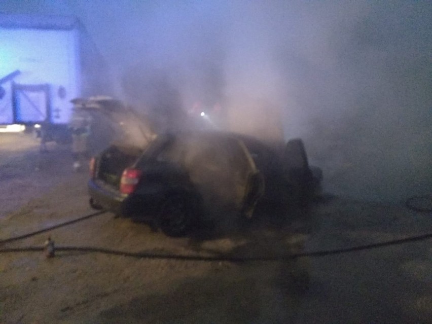 Pożar samochodu osobowego na parkingu w Żarnowicy