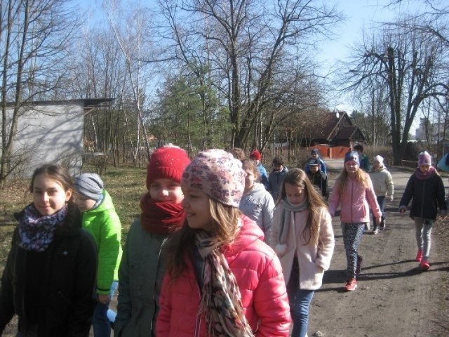 Uczniowie szkoły podstawowej w Osięcinach pojechali wraz z wychowawczyniami do Nadleśnictwa we Włocławku. Wysłuchali pogadanki o porach roku i ruszyli w las, w poszukiwaniu wiosny.