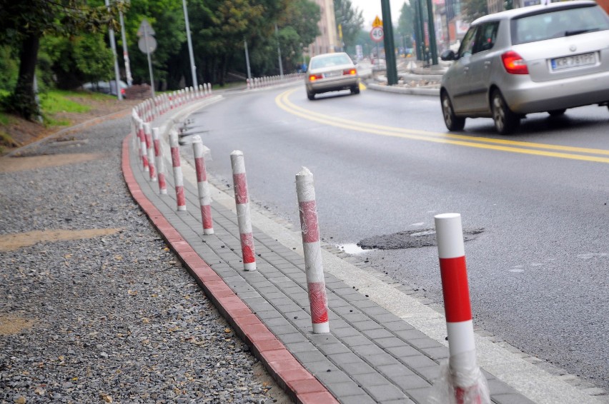 Kraków: przebudowa ul. Mogilskiej. Na środku ścieżki rowerowej pojawiły się... słupki