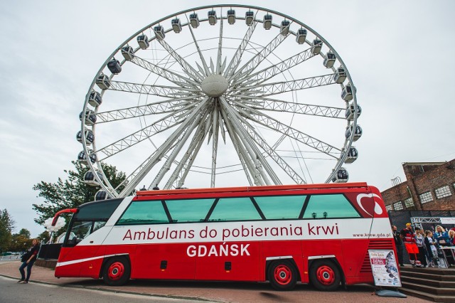 Przed kołem widokowym na AmberSky zaparkował tzw. krwiobus, czyli mobilny punkt poboru krwi