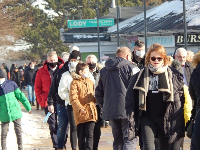 Ustecka promenada oblegana jak Krupówki w Zakopanem. Tłumy spacerowiczów nad morzem