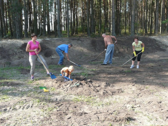 Mieszkańcy pracują przy budowie boiska w każdą wolną sobotę od godziny  9 do godziny 16