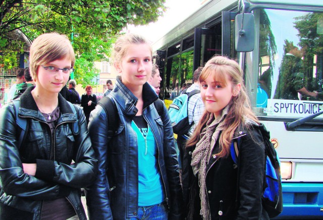 Aleksandra Grzesło oraz Agnieszka i Kamila Sikora codziennie w ścisku wracają autobusem ze szkoły