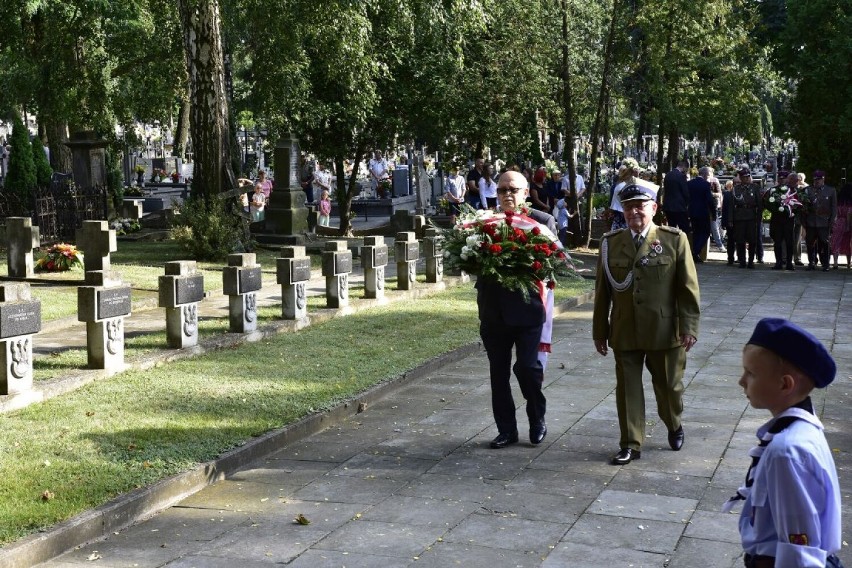 77. rocznica Powstania Warszawskiego na cmentarzu wojskowym...