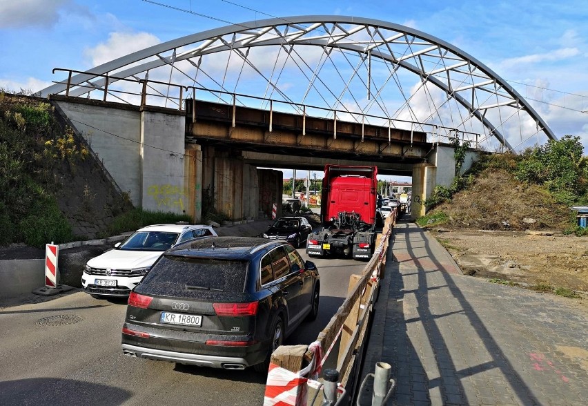 Kraków. Postępy prac przy przebudowie al. 29 Listopada. Widać już sporo zmian! Kiedy koniec utrudnień? [ZDJĘCIA]