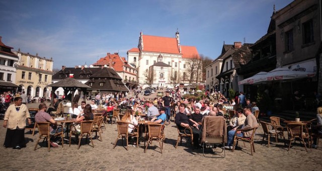 Sercem Kazimierza Dolnego jest brukowany Rynek. Tutaj zawsze gromadzą się mieszkańcy, turyści, artyści. Piękna zabudowa i ciekawe detale sprawiają, że chce się tutaj przebywać.Idealne miejsce w którym kawa smakuje zupełnie inaczej niż w domu.