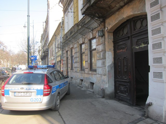Policja została wezwana na miejsce przez państwa Sadkowskich, właścicieli mieszkania w kamienicy przy ul. Gertrudy 4. Twierdzą, że do ich mieszkania na 1 piętrze włamali się pracownicy remontujący lokal na parterze, w tej samej kamienicy.