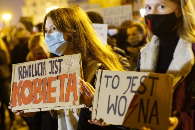 Sobota jest kolejnym dniem protestu kobiet przeciwko orzeczeniu Trybunału Konstytucyjnego w sprawie aborcji. Po tym, jak w ciągu dnia każdy chętny mógł wyrazić swój sprzeciw w dość nietypowy sposób, czyli... wieszając czarne pranie na Cytadeli, wieczorem manifestujący ponownie spotkali się na placu Wolności w Poznaniu.

Kolejne zdjęcie --->

