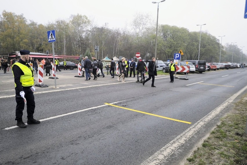 Ruch pieszych na prawie każdym cmentarzu jest bardzo duży....