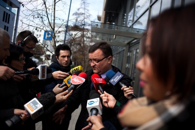 Prokurator Piotr Kosmaty z Prokuratury Apelacyjnej w Krakowiepodczas konferencji prasowej