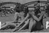Warszawski plażing nad Wisłą. Tak wyglądało lato naszych babć i dziadków. Archiwalne zdjęcia z dawnych lat