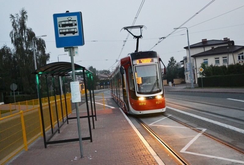 Nowa linia tramwjowa zamiast ułatwić mieszkańcom poruszanie się po mięście, sparaliżowała ruch