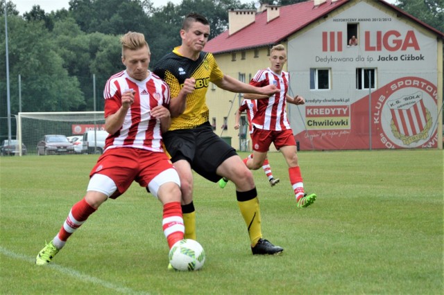 Arkadiusz Chlebowski (z lewej) i jego koledzy z Soły, w meczu przeciwko Trzebini zrobili milowy krok w kierunku utrzymania w III lidze. Chlebowski był jednym z filarów defensywy oświęcimskiego zespołu.