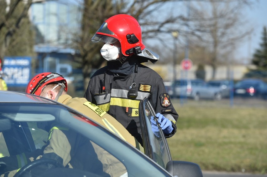 Leszno. Wypadek na Spółdzielczej. Fiat zderzył się z fordem, jedna osoba w szpitalu [ZDJĘCIA]