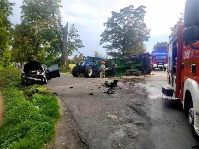 Groźny wypadek na trasie  Pogorzela -  Borzęciczki. Audi zderzyło się z ciągnikiem