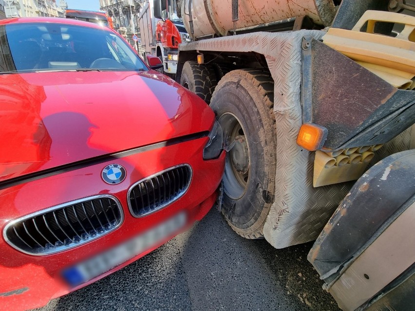 Na ul. Jagiellońskiej w Przemyślu kierująca czerwonym BMW uderzyła w betoniarkę [ZDJĘCIA]