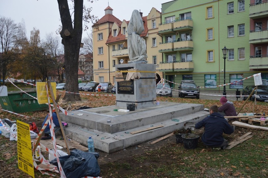 Montują pomnik Józefa Wybickiego na głogowskiej starówce