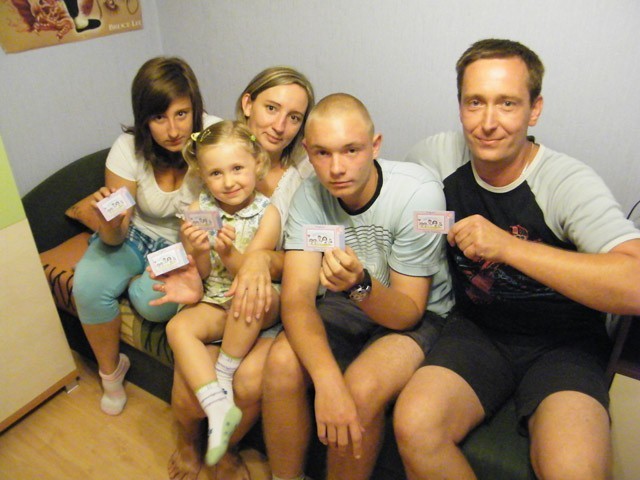 Rodzina Pałuckich ma już swoje karty z bonusami. Na zdj.  14-letnia Paulina, mama Wioleta, 3-letnia Julia, 15-letni Bartosz i tata Jacek