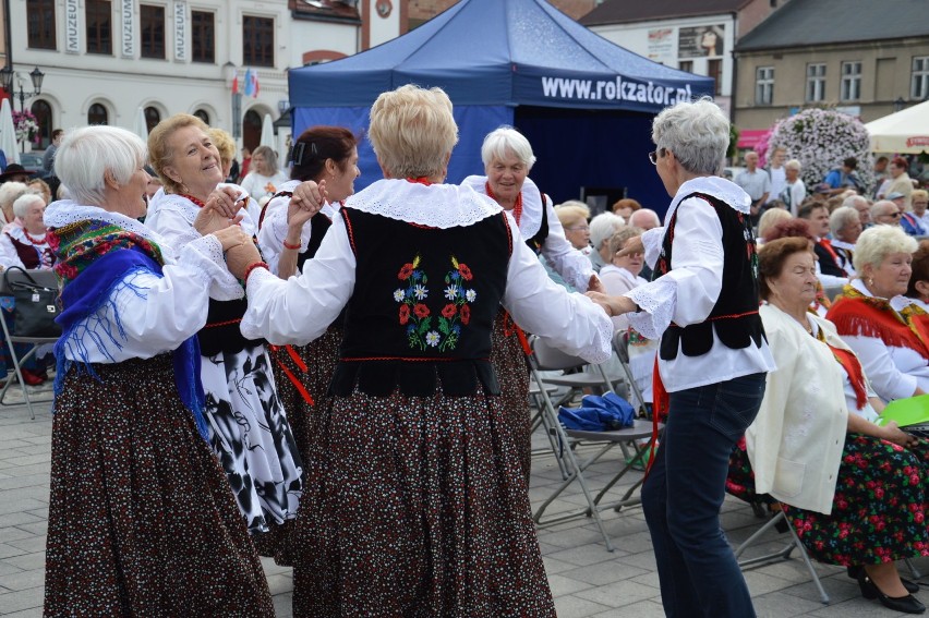 Koła Gospodyń Wiejskich z Polski południowej na oświęcimskim rynku