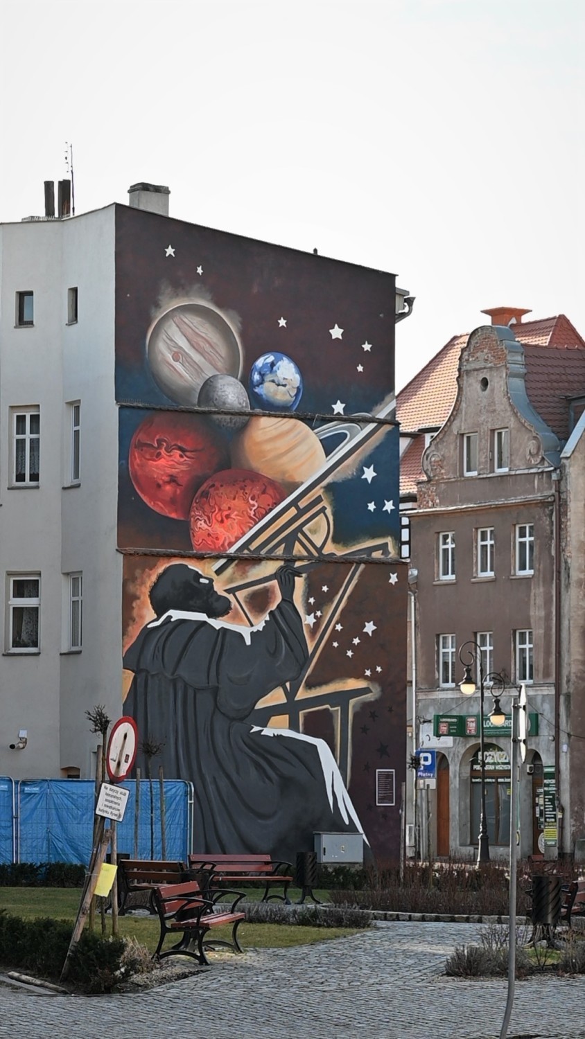 ŻAGAŃ. Przy rynku na ścianie jednej z kamienic powstał ogromny mural Johannesa Keplera