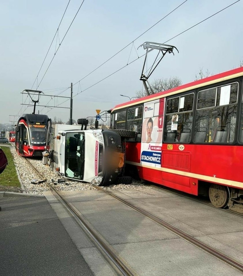 Wywrotka po zderzeniu z tramwajem w Dąbrowie Górniczej. To mogło zakończyć się tragedią! Zobacz ZDJĘCIA
