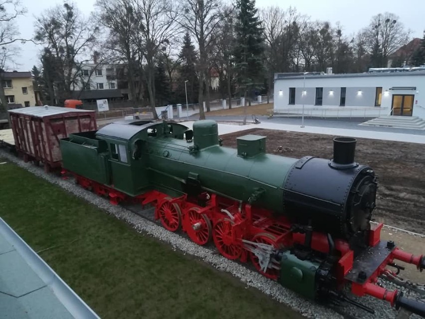 Parowóz i wagon improwizowanego pociągu pancernego na Ławicy