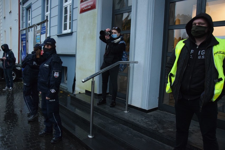 Kolejny dzień protestów w Szczecinku. Słowne utarczki koło figury księżnej Jadwigi [zdjęcia]