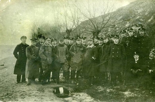 Wspólne zdjęcie marynarzy Batalionu Morskiego i Ułanów Krechowieckich wykonane po ceremonii Zaślubin, 10 lutego 1920 r