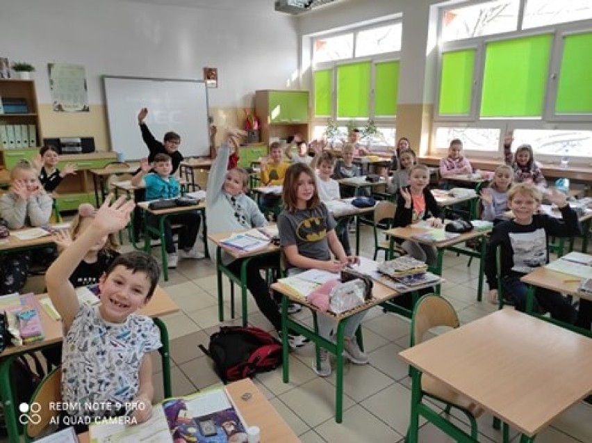 Szkoły w Zduńskiej Woli znów otwarte. Dzieci z klas I-III wróciły na lekcje ZDJĘCIA