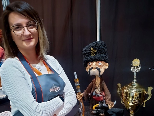 Patrycja Drożdż  wraz ze swoją konkursową pracą. Hajduk zwany Mietkiem przyniósł jej zwycięstwo w Międzynarodowym Konkursie Dekoracji Cukierniczych w kategorii: tort rzeźbiony 3D na Expo Sweet w Warszawie.