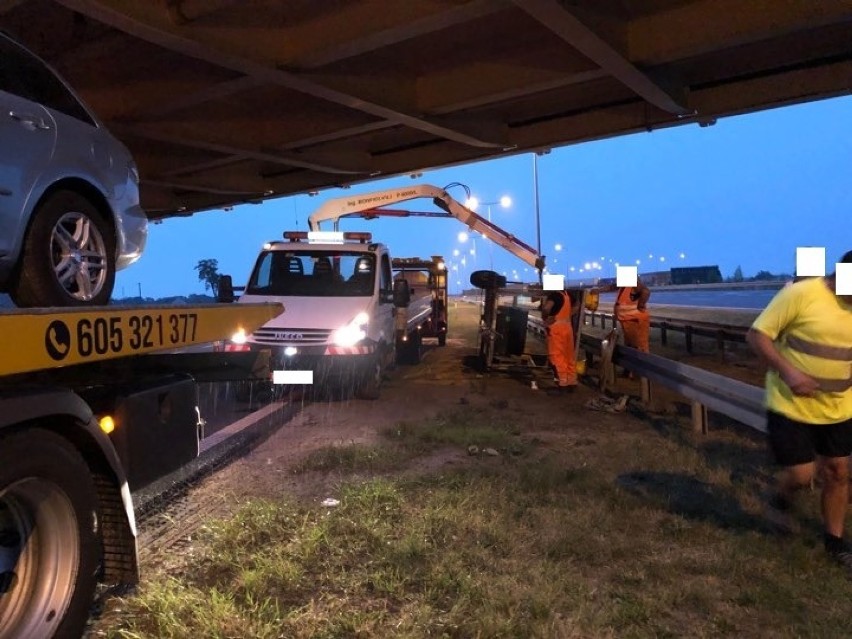 Wypadek na autostradzie A1 pod Włocławkiem. Zderzenie mercedesa z mazdą  [zdjęcia]