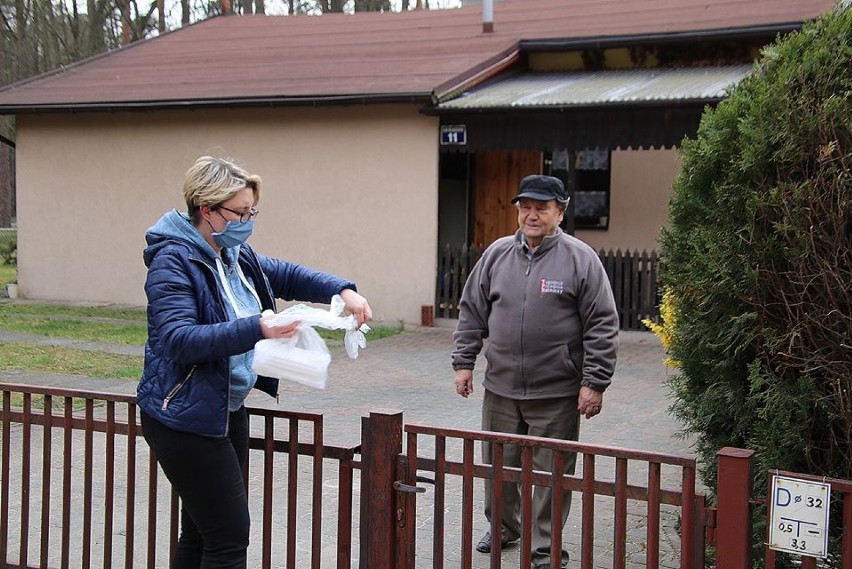 Mieszkańcy gmin w powiecie tomaszowskim otrzymali bezpłatne maski ochronne. Dziś galeria zdjęć z Inowłodza oraz Ujazdu [FOTO]