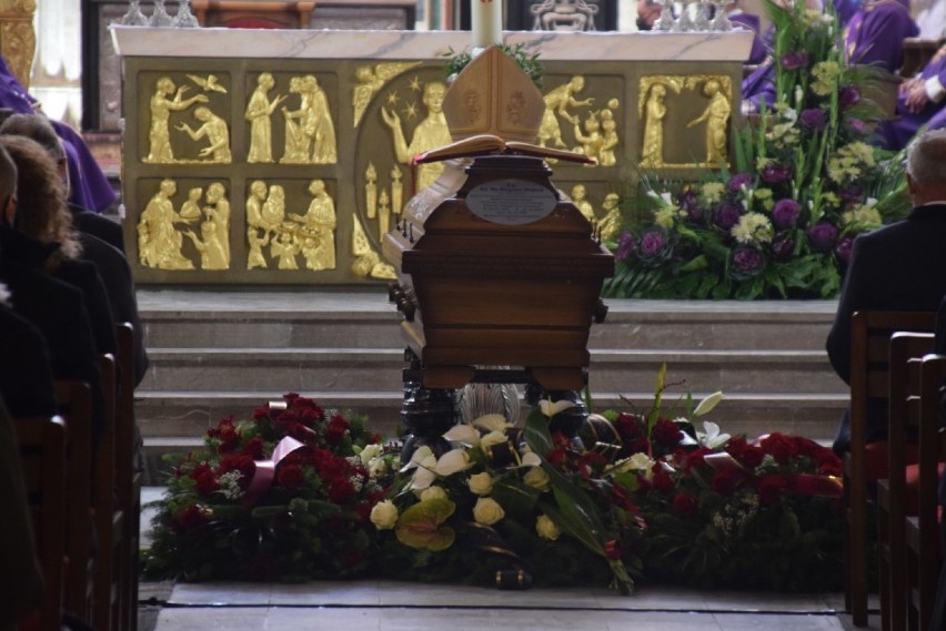 Biskup Bogdan Wojtuś został pochowany na cmentarzu św....