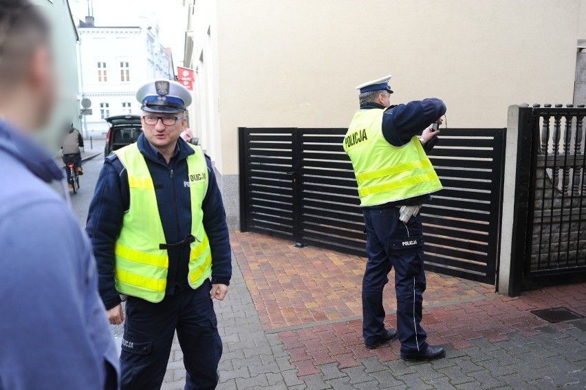 Policja wezwana na Krótką. Dostawcze auto cofając zarysowało bramę