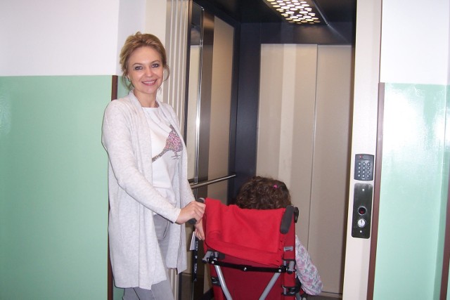 Nauczycielka Iwona Grabowska transportuje uczennicę windą