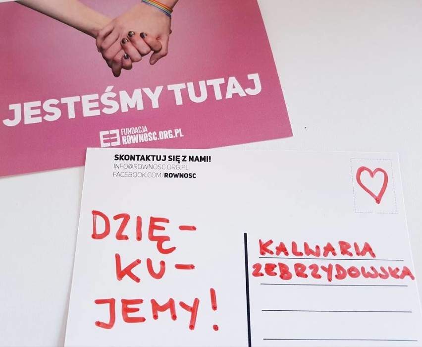 Kalwaria. Para tej samej płci trzymała się za ręce. Plakat usunięto