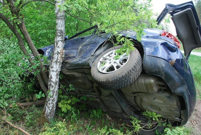 Brachlewo: 21-latka straciła panowanie nad samochodem. Pojazd koziołkował i uderzył w drzewo ZDJĘCIA