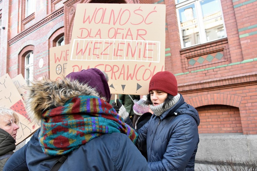 "Dobrzy" chłopcy nie gwałcą - protest przed legnickim sądem [ZDJĘCIA, FILM] 