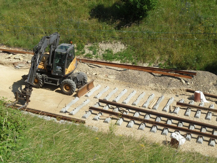 Remont linii tramwajowej nr 15: rozpoczęło się układanie nowych torów [ZDJĘCIA]