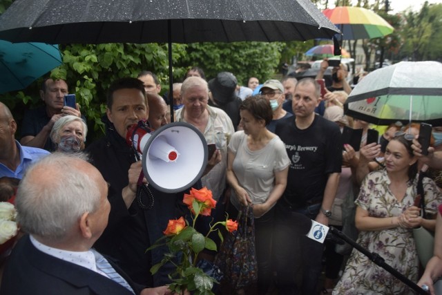 Spotkanie z kandydatem na prezydenta odbyło się pod fontanną Grzybek - jednym z symboli uzdrowiska. Choć na początku aura sprzyjała to na chwilę przed przyjazdem Rafała Trzaskowskiego mieszkańców Ciechocinka zaskoczył ulewny deszcz. To jednak nie przeszkodziło zwolennikom przedstawiciela Koalicji Obywatelskiej. W spotkaniu wzięły udział tłumy mieszkańców, a wśród nich między innymi Leszek Dzierżewicz, burmistrz Ciechocinka.