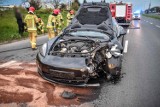 Wypadek porsche i mercedesa w Lesznie. Rozbite dwa luksusowe auta  [ZDJĘCIA]
