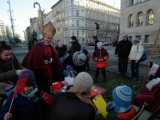 Święty Mikołaj i Gwiazdor spotkali się z dziećmi w tramwaju [ZDJĘCIA]